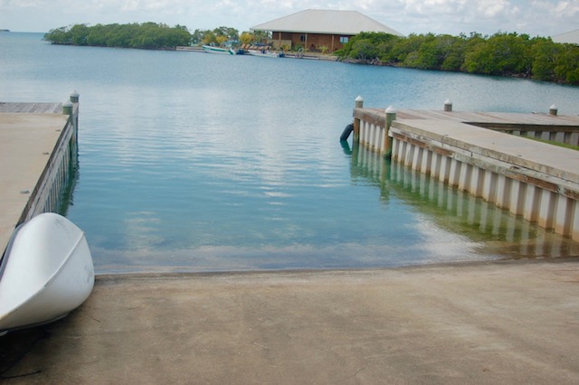 I025 - North Saddle Caye Placencia Belize - boat ramp
